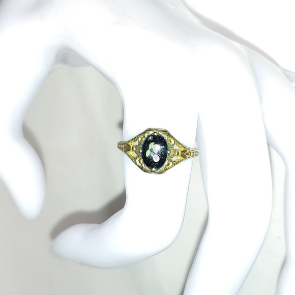 Vintage black stone with floral design ring - Picture 1 of 3